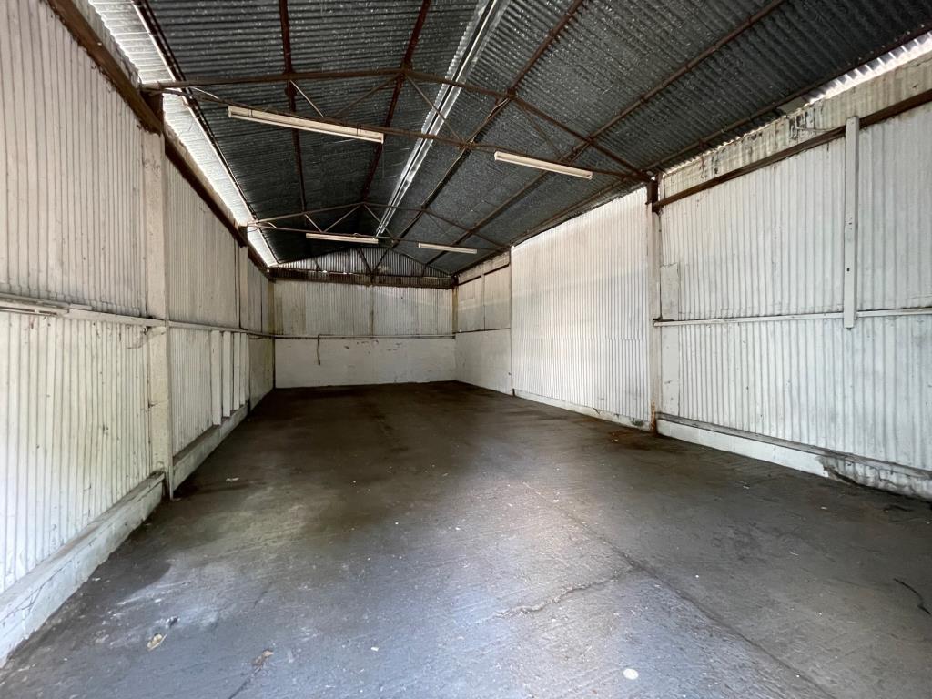 Lot: 130 - COMMERCIAL PROPERTY AND YARD WITH PLANNING - another internal view of an existing unit